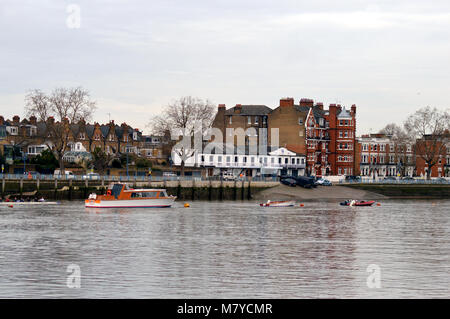 Vue de l'un des hangars à bateaux le long de la Tamise à Putney Banque D'Images