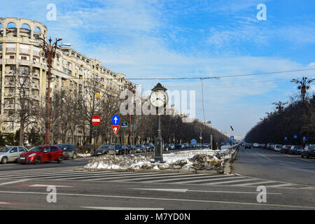 Bucarest, Roumanie. Le 3 février 2017. Vieux Réveil à l'Union européenne (Rue Bulevardul Unirii) Banque D'Images