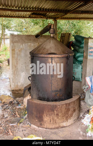 Encore à une petite entreprise de distiller de l'huile d'eucalyptus à partir de feuilles et branches. Banque D'Images