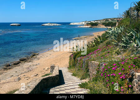 S'Archittu est une petite ville côtière près de Oristano, sur la côte ouest de la Sardaigne, Italie. La ville tient son nom de l'arche naturelle à proximité (S'Architt Banque D'Images