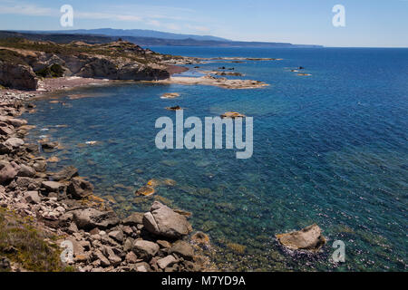 S'Archittu est une petite ville côtière près de Oristano, sur la côte ouest de la Sardaigne, Italie. La ville tient son nom de l'arche naturelle à proximité (S'Architt Banque D'Images