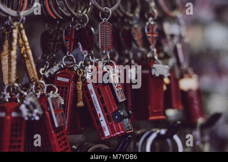 Post box rouge London bus rouge et porte-clés souvenir en vente sur un marché de rue. Banque D'Images