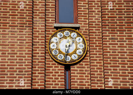 Bucarest, Roumanie. Le 3 février 2017. L'horloge de l'Église ancienne cour (Buna Vestire Biserica Curtea Veche) Banque D'Images