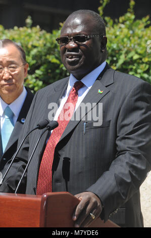 Soudan du Sud VICE-PRÉSIDENT Riek Machar Teny-Dhurgon drapeau à la cérémonie marquant l'admission de la République du Soudan du Sud comme le 193ème membre de l'Organisation des Nations Unies. La ville de New York. Le 14 juillet 2011. Crédit : Dennis Van Tine/MediaPunch Banque D'Images