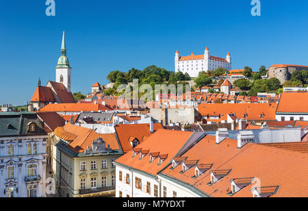Vue sur la vieille ville de Bratislava ville, château et cathédrale Saint Martin,Bratislava,Slovaquie Banque D'Images