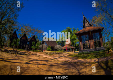 Vue extérieure d'un grand nombre de maisons à Baan Dam museum, the Black House à Chiang Rai en Thaïlande Banque D'Images