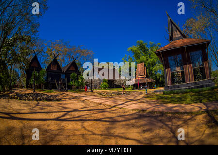 Vue extérieure d'un grand nombre de maisons à Baan Dam museum, the Black House à Chiang Rai en Thaïlande Banque D'Images