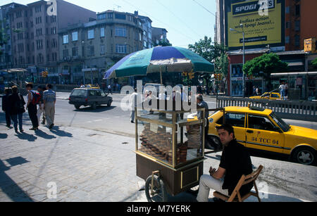 Istanbul Turquie Street vendeur vendant SIIT Banque D'Images