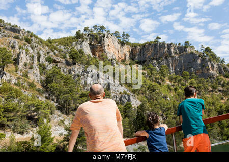 Krka, Croatie, 14 juillet 2017 : Trois personnes profiter de la vue sur le voyage en bateau pour le Parc National de Krka en Croatie en été Banque D'Images