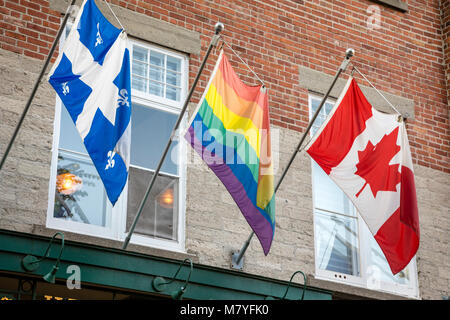 Trois drapeaux suspendus dans la ville de Québec. Québec, Canada, provinces et le Rainbow FAG. Banque D'Images