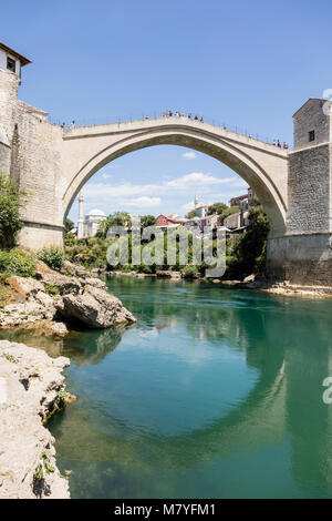 Mostar, Bosnie-Herzégovine, 15 juillet 2017 : passage historique pont sur la Neretva à Mostar, sur une belle journée d'été Banque D'Images