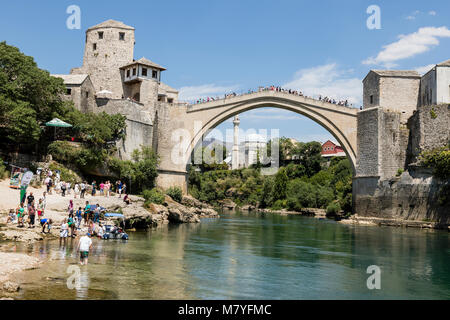 Mostar, Bosnie-Herzégovine, 15 juillet 2017 : les touristes profiter de la vue sur le pont historique sur la Neretva à Mostar sur une belle summ Banque D'Images