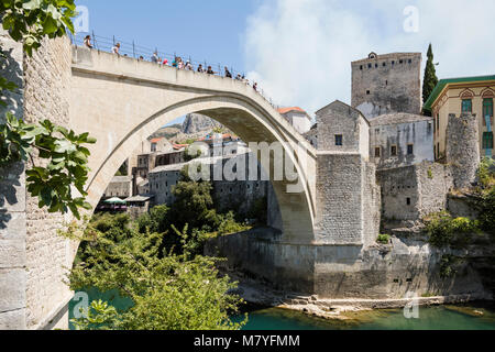 Mostar, Bosnie-Herzégovine, 15 juillet 2017 : voir l'historique de l'arch pont sur la Neretva à Mostar, sur une belle journée d'été Banque D'Images