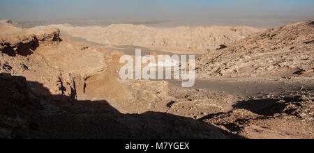 Vue de la Cordillera de la Sal, sel blanc émergeant de la roche saline, montagnes dans le désert d'Atacama, Chili - Andes Banque D'Images