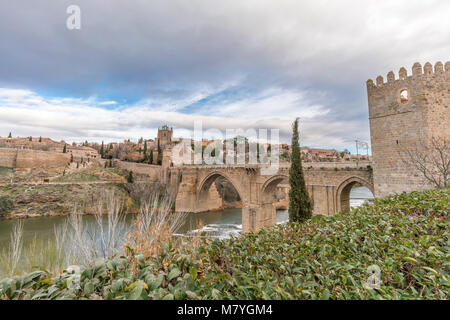 Vue de Tolède murs, Monastère de San Juan de los Reyes et Puente de San Martin Pont sur le Tage (Tajo) Banque D'Images