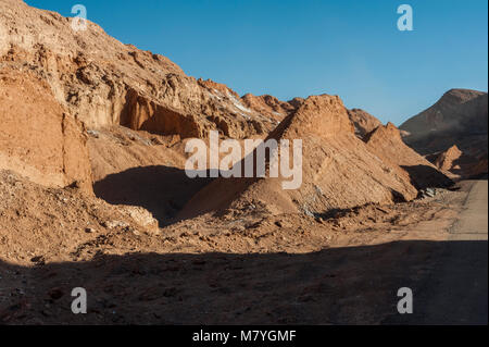 Vue de la Cordillera de la Sal, sel blanc émergeant de la roche saline, montagnes dans le désert d'Atacama, Chili - Andes Banque D'Images