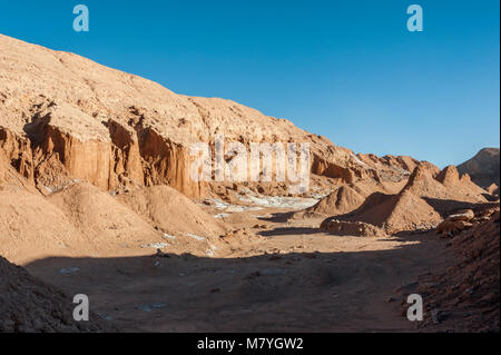 Vue de la Cordillera de la Sal, sel blanc émergeant de la roche saline, montagnes dans le désert d'Atacama, Chili - Andes Banque D'Images