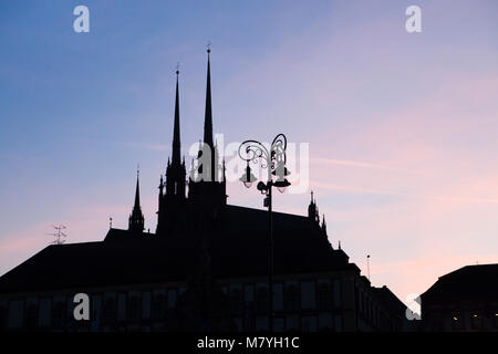 Coucher de soleil sur la Cathédrale des Saints Pierre et Paul (Katedrála svatého Petra a Pavla) sur la colline de Petrov sur le marché aux légumes (Zelný trh) à Brno, République tchèque. Banque D'Images