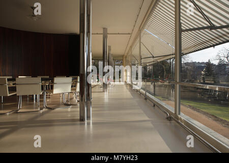 Intérieur de la Villa Tugendhat à Brno, République tchèque. La célèbre villa moderniste conçu par l'architecte allemand Ludwig Mies van der Rohe a été construit de 1928 à 1930 pour la famille Tugendhat. Les chaises Brno (MR50) conçu par Ludwig Mies van der Rohe et Lilly Reich sont vus dans l'avant-plan dans la salle à manger. Banque D'Images