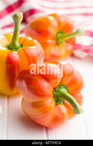 Poivron couleur double sur le tableau blanc. Banque D'Images