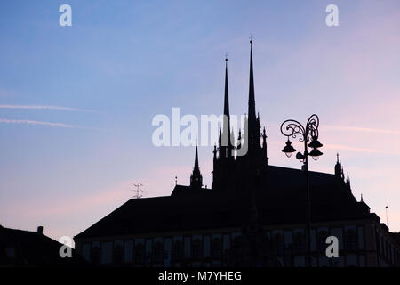 Coucher de soleil sur la Cathédrale des Saints Pierre et Paul (Katedrála svatého Petra a Pavla) sur la colline de Petrov sur le marché aux légumes (Zelný trh) à Brno, République tchèque. Banque D'Images