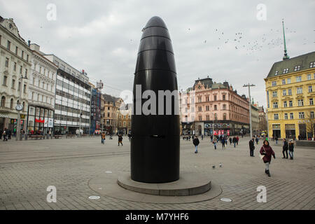 Horloge astronomique de Brno (Brněnský orloj) conçu par les sculpteurs tchèque Oldřich Rujbr et Petr Kameník dans la place de la Liberté (Náměstí svobody) à Brno, République tchèque. Banque D'Images