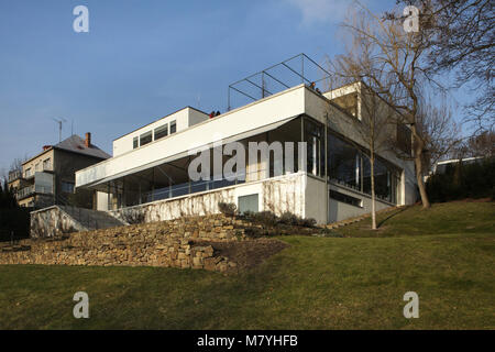 La villa Tugendhat à Brno, République tchèque, représenté par le jardin. La célèbre villa moderniste conçu par l'architecte allemand Ludwig Mies van der Rohe a été construit de 1928 à 1930 pour la famille Tugendhat. Banque D'Images