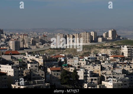 Vue sur Anata, ville palestinienne du gouvernorat de Jérusalem entourée par la barrière israélienne de Cisjordanie, qui la coupe de Jérusalem et des villages environnants. Israël Banque D'Images