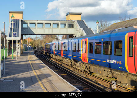 Class 450 Desiro en train SWT livery mais avec South Western Railway logos est dans la plate-forme à Alton station qui dessert Londres Waterloo. Banque D'Images