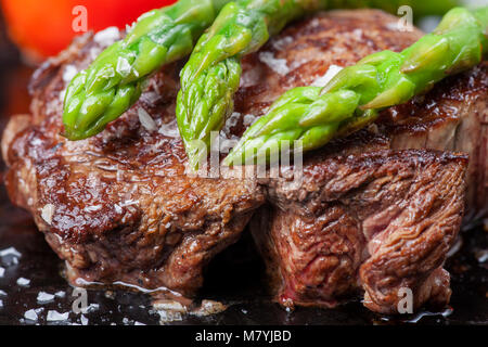 Pavé de boeuf et asperges vertes dans une casserole Banque D'Images