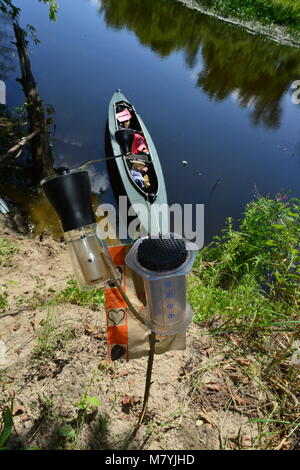 Un frein à café (avec Aeropress) dans un voyage en kayak de rivière Banque D'Images