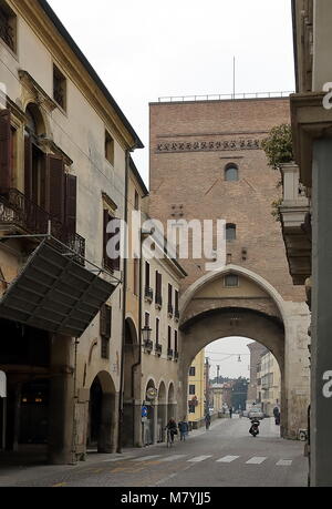 Padoue, Italie - le 25 janvier 2018 : PADOUE, ITALIE - Le 25 janvier 2018 : une vue sur Ponte Molino, pont en arc segmentaire romain à travers la rivière Bacchiglione. Banque D'Images