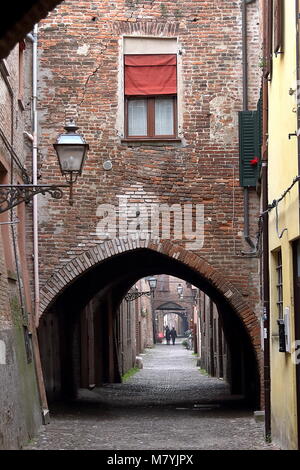 Ferrara, Italie - 7 janvier 2018 : la pittoresque ruelle voûtée Via delle Volte, ancienne rue médiévale Banque D'Images