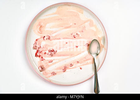 Vue de dessus du vide et sale après la plaque de glace à la framboise a été manger Banque D'Images