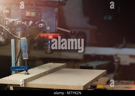 Close-up de la machine de forage vertical avec planche en bois motif dans Atelier avec Copyspace. Banque D'Images