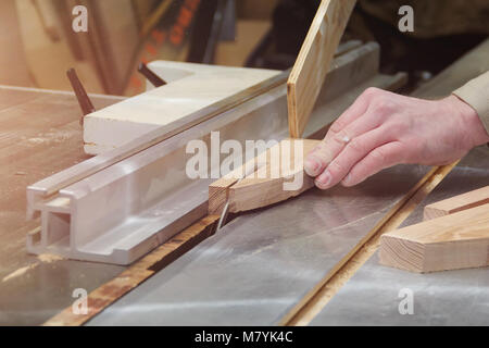 Menuisier travaillant sur Machines à bois en atelier de menuiserie. Homme de main de près. Banque D'Images