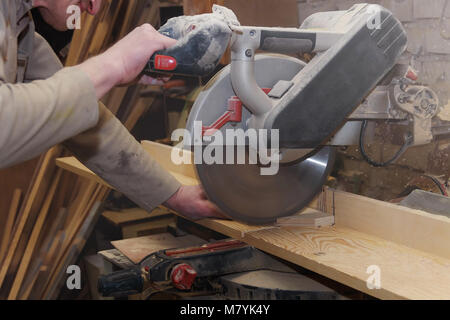 Menuisier travaillant sur Machines à bois en atelier de menuiserie. Homme de main de près. Banque D'Images