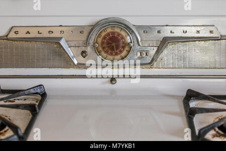 Un détail d'une image vintage de luxe calorique cuisinière dans une maison abandonnée à Southampton, New York. Banque D'Images