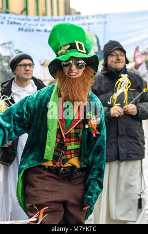 En participant costume lutin s'amuser pendant le défilé à l'occasion de la Saint Patrick à Galway, Irlande Banque D'Images