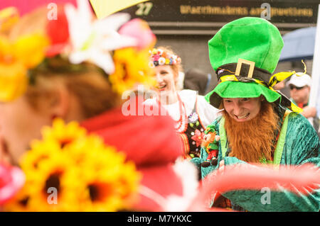 En participant costume lutin s'amuser pendant le défilé à l'occasion de la Saint Patrick à Galway, en Irlande. Banque D'Images