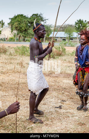 Une tribu Hamar se prépare à fouetter les jeunes femmes Hamar au cours d'une 'Coming of age' Bull Jumping Cérémonie, Dimeka, vallée de l'Omo, Ethiopie Banque D'Images