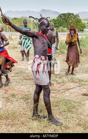 Une tribu Hamar se prépare à fouetter les jeunes femmes Hamar au cours d'une 'Coming of age' Bull Jumping Cérémonie, Dimeka, vallée de l'Omo, Ethiopie Banque D'Images