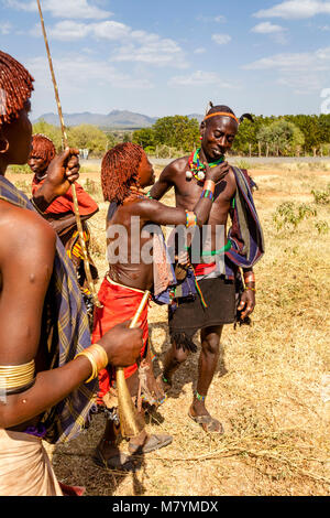 Les jeunes femmes Hamar Hamar une provocation à leur tribu en fouettant au cours d'une 'Coming of age' Bull Jumping Cérémonie, Dimeka, vallée de l'Omo, Ethiopie Banque D'Images