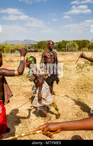 Les jeunes femmes Hamar Hamar une provocation à leur tribu en fouettant au cours d'une 'Coming of age' Bull Jumping Cérémonie, Dimeka, vallée de l'Omo, Ethiopie Banque D'Images