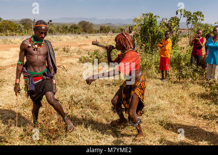 Les jeunes femmes Hamar Hamar une provocation à leur tribu en fouettant au cours d'une 'Coming of age' Bull Jumping Cérémonie, Dimeka, vallée de l'Omo, Ethiopie Banque D'Images