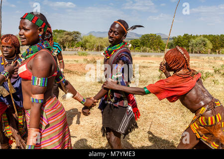 Les jeunes femmes Hamar Hamar une provocation à leur tribu en fouettant au cours d'une 'Coming of age' Bull Jumping Cérémonie, Dimeka, vallée de l'Omo, Ethiopie Banque D'Images