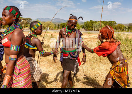 Les jeunes femmes Hamar Hamar une provocation à leur tribu en fouettant au cours d'une 'Coming of age' Bull Jumping Cérémonie, Dimeka, vallée de l'Omo, Ethiopie Banque D'Images