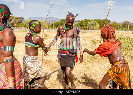 Les jeunes femmes Hamar Hamar une provocation à leur tribu en fouettant au cours d'une 'Coming of age' Bull Jumping Cérémonie, Dimeka, vallée de l'Omo, Ethiopie Banque D'Images