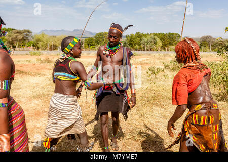 Les jeunes femmes Hamar Hamar une provocation à leur tribu en fouettant au cours d'une 'Coming of age' Bull Jumping Cérémonie, Dimeka, vallée de l'Omo, Ethiopie Banque D'Images