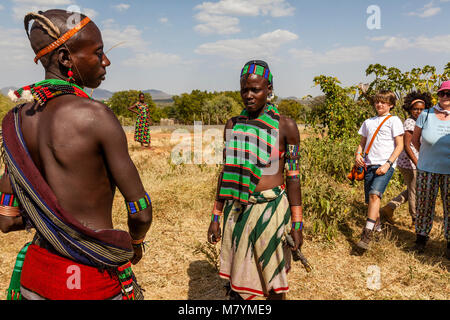 Les jeunes femmes Hamar Hamar une provocation à leur tribu en fouettant au cours d'une 'Coming of age' Bull Jumping Cérémonie, Dimeka, vallée de l'Omo, Ethiopie Banque D'Images